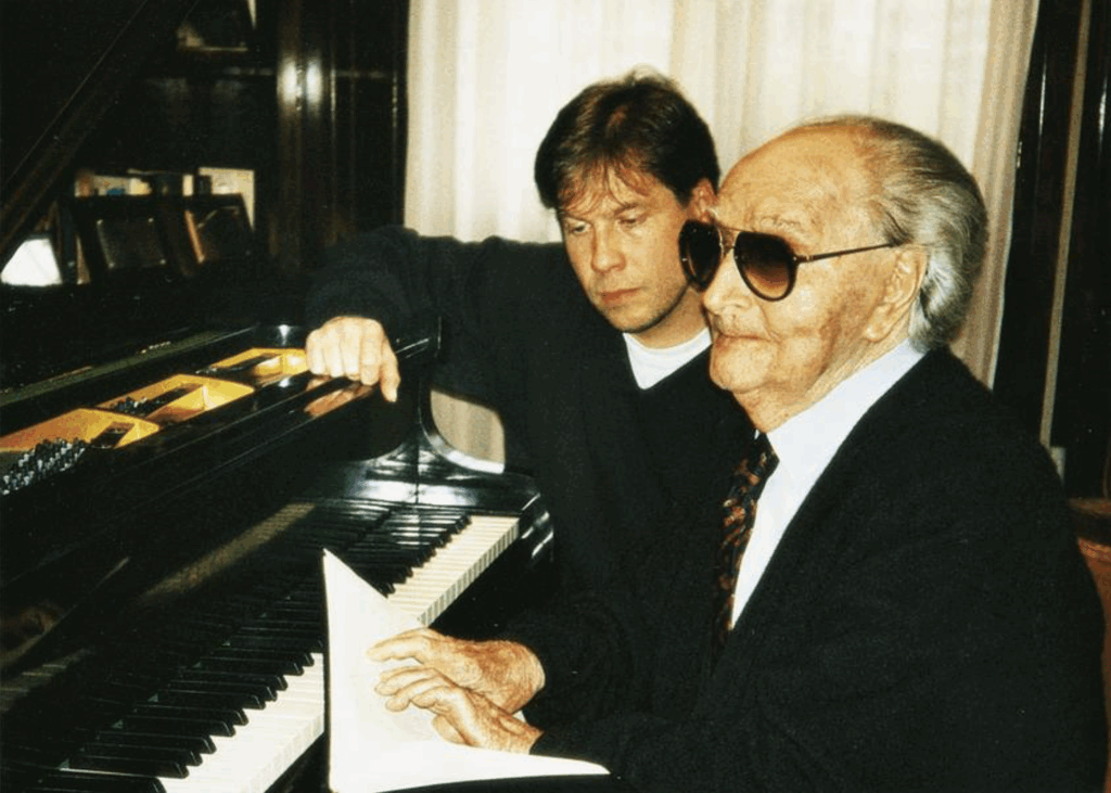 Joaquin Rodrigo receiving the Stuttgart guitarist Friedemann Wuttke on the occasion of a concert in Madrid in his home in the spring of 1997.