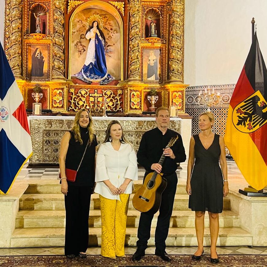 Friedemann Wuttke with the German ambassador Maike Friedrichsen (right)